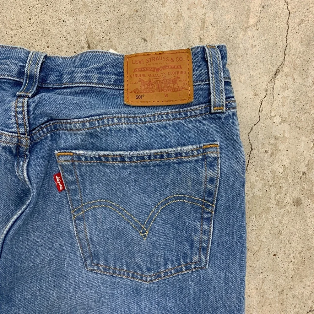 Levis Jeans 28x28 Blue Pants 501 Button Fly Straight Distressed Denim Tag 28x30‎